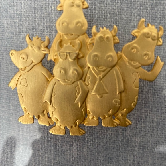 JJ COW pin. Gold tone. VG used condition. - Picture 3 of 6